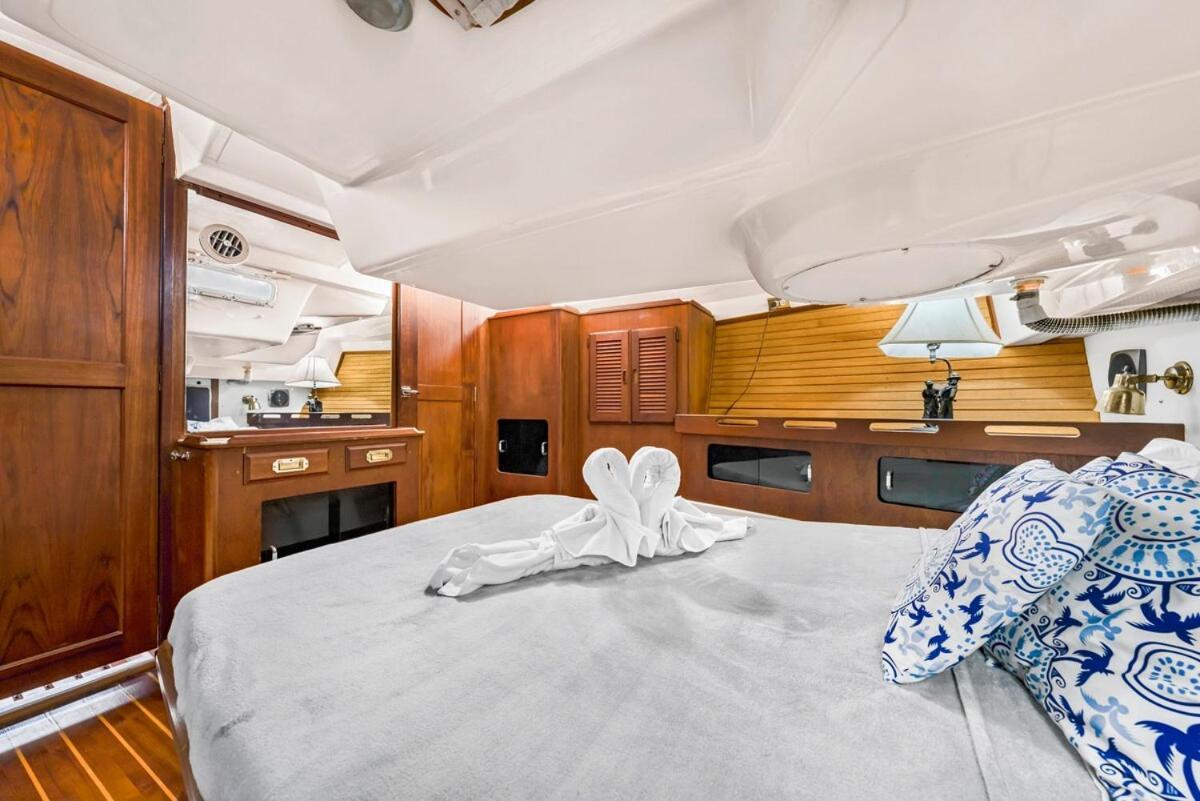 Your Private Sailboat To Sleep Onboard Hotel en barco