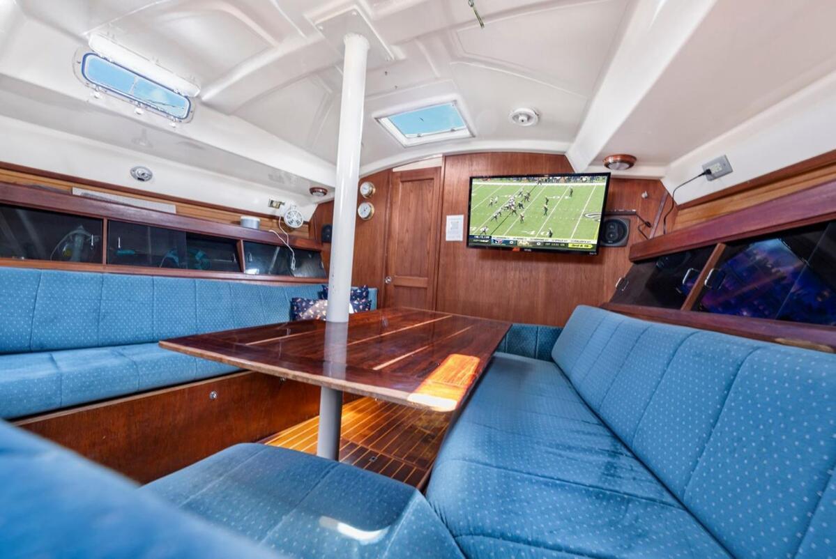 Your Private Sailboat To Sleep Onboard Hotel en barco Isla Mujeres