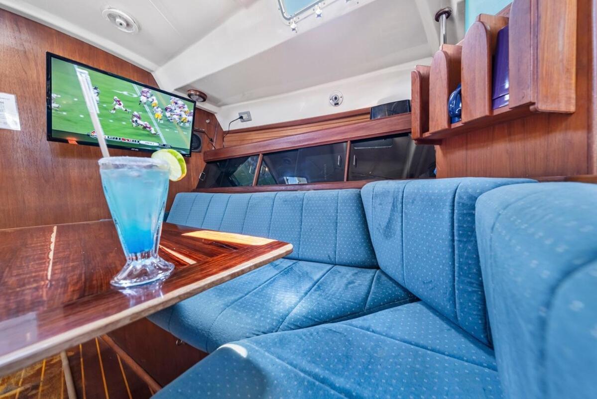 Your Private Sailboat To Sleep Onboard Hotel en barco