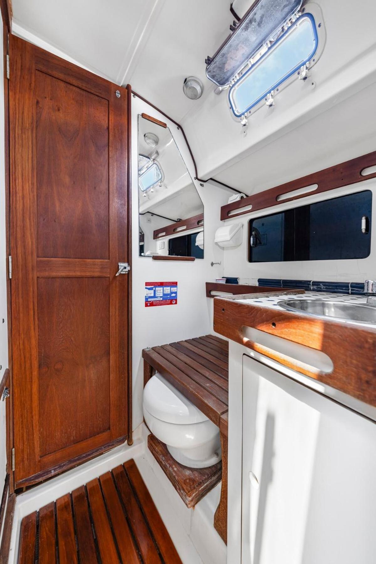 Your Private Sailboat To Sleep Onboard Hotel en barco *